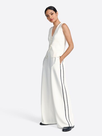 Rich & Royal Regular Trousers in White: front