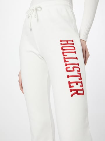 HOLLISTER Rozkloszowany krój Spodnie w kolorze biały