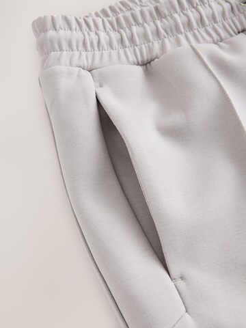 Next Слим Плиссированные брюки в Серый