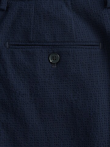 Coupe slim Pantalon à plis Next en bleu