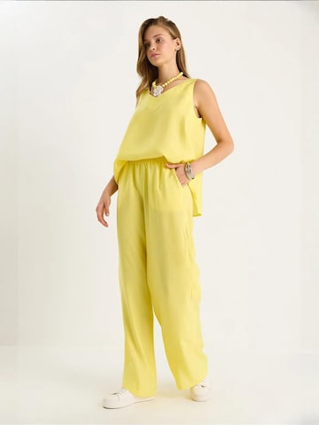 Pantalons de tailleur Bianco Lucci en jaune