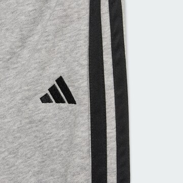 ADIDAS SPORTSWEAR Trainingspak 'Essentials' in Grijs