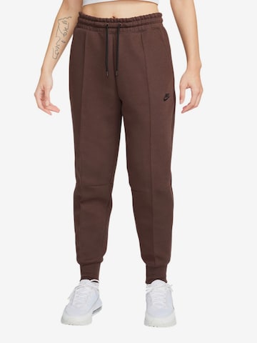 Tapered Pantaloni 'Tch Flc' di Nike Sportswear in marrone: frontale