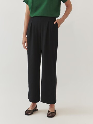 TATUUM Wide Leg Bukser med lægfolder 'SAVANNA' i sort: forside