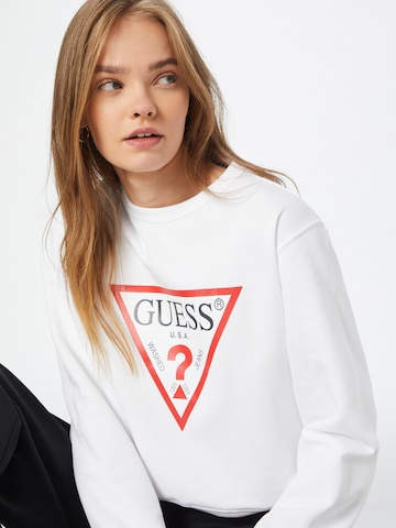 GUESS كنزة رياضية بلون أبيض