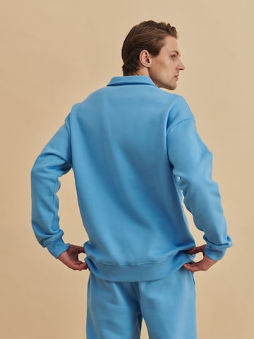 DAN FOX APPAREL Sweatshirt in Blue