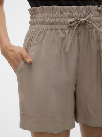 VERO MODA Normální Kalhoty 'CARISA' – béžová