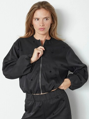 Veste mi-saison 'Clover' co'couture en noir