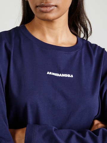 ARMEDANGELS T-shirt 'FIETAA DIFFERENCE' i blå