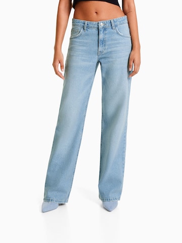 Bershka Regular Jeans in Blauw: voorkant