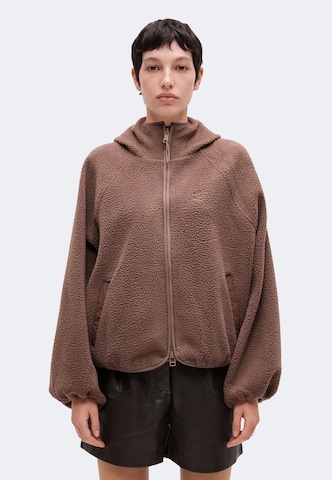 Veste en polaire 'BLANCA' Embassy of Bricks and Logs en marron : devant