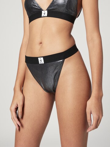 VIERVIER Thong 'Svea' in Black: front