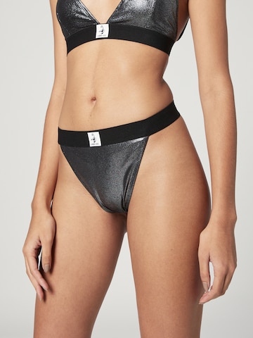 VIERVIER Thong 'Svea' in Black: front