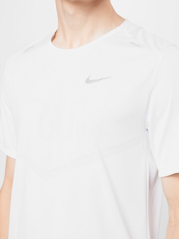 T-Shirt fonctionnel 'Rise 365' NIKE en blanc