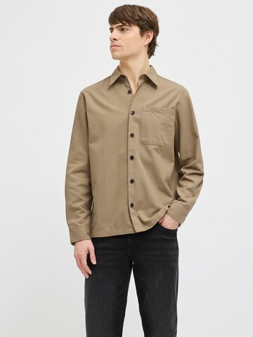 JJ Rebel - Ajuste regular Camisa 'JREBCARL' en beige: frente