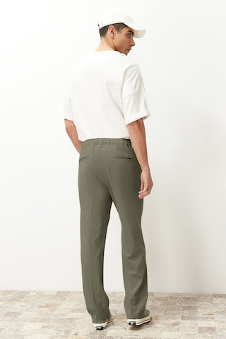 Regular Pantaloni cutați de la Trendyol pe verde