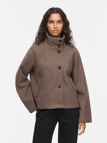 VILA - Chaqueta de entretiempo en marrón: frente