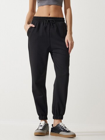 Tapered Pantaloni di Happiness İstanbul in nero: frontale