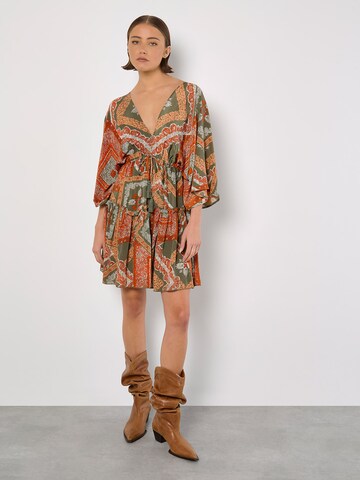 Apricot Satin Scarf Print Kaftan Mini Dress ' ' in Grün: Vorderseite