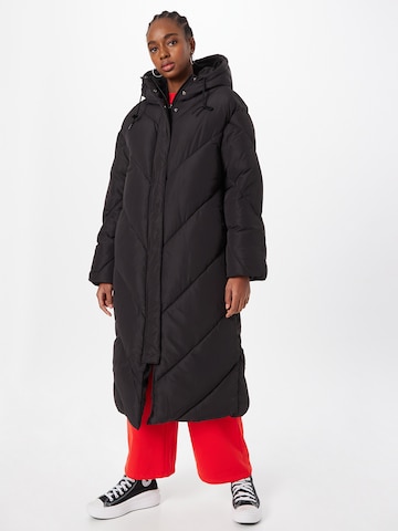 Monki Χειμερινό παλτό σε μαύρο: μπροστά