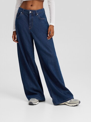 Bershka Wide leg Jeans in Blue: front