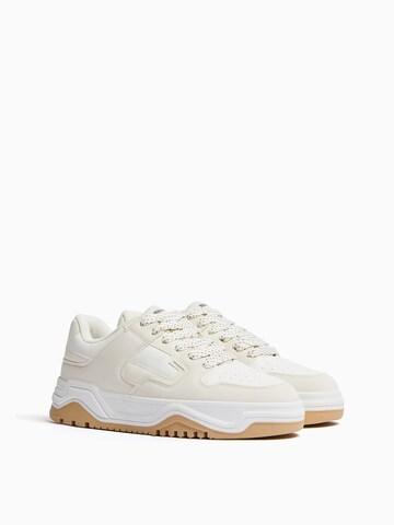 Bershka Sneakers laag in Beige