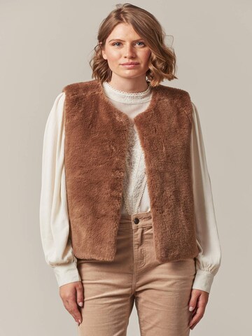 Gilet 'Fuzzy' Deeluxe en marron : devant