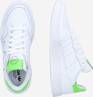 Baskets basses ADIDAS ORIGINALS en blanc