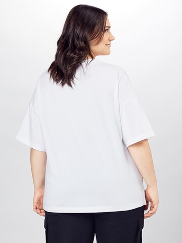 T-shirt NU-IN Plus en blanc