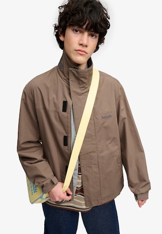 Veste mi-saison 'Bench x Superdry & Co' BENCH en marron : devant