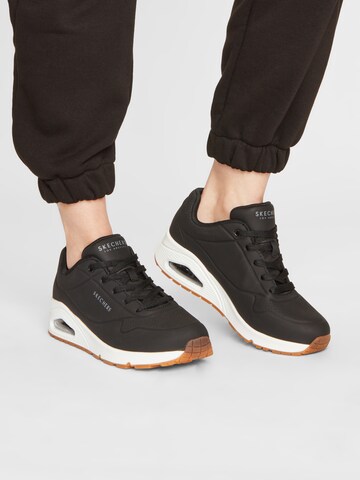 SKECHERS Σνίκερ χαμηλό 'UNO - STAND ON AIR' σε μαύρο: μπροστά