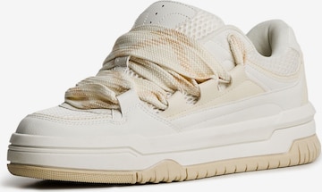 Bershka Matalavartiset tennarit värissä valkoinen: etupuoli