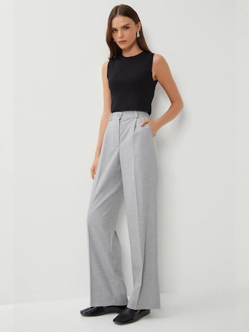 regular Pantaloni 'Hose' di Happiness İstanbul in grigio