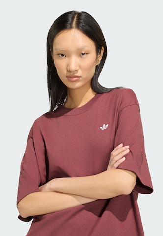 ADIDAS ORIGINALS - Camiseta talla grande 'Essentials' en rojo