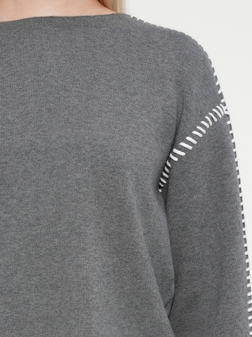 Pull-over 'YASSTITCHA' YAS en gris