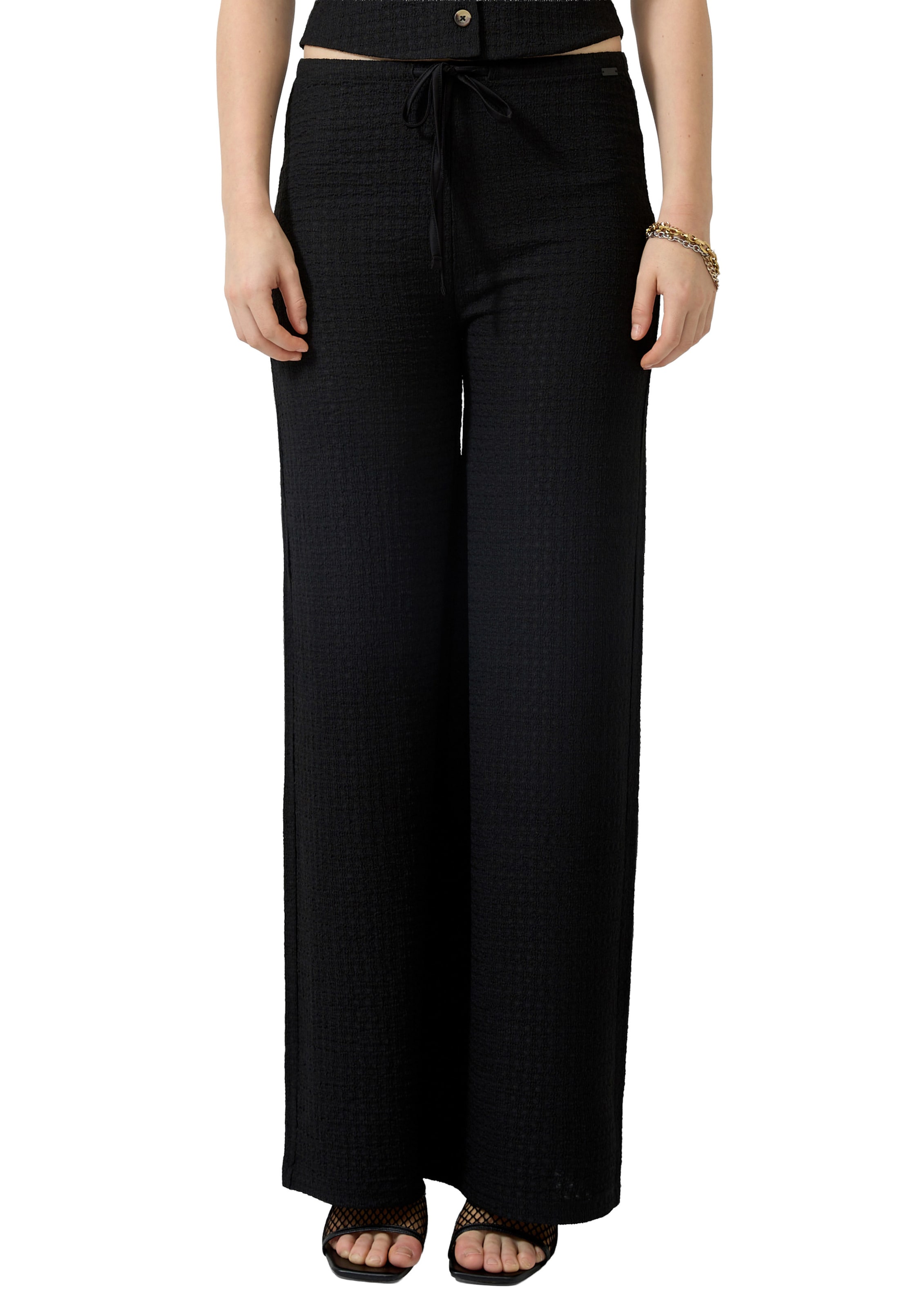 QS Wide leg Trousers in Black: front