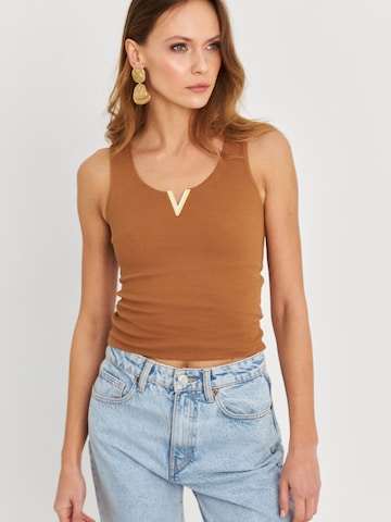 Cool & Sexy Topp i brun: framsida