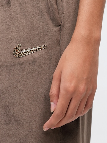 Nike Sportswear Szeroka nogawka Spodnie w kolorze brązowy