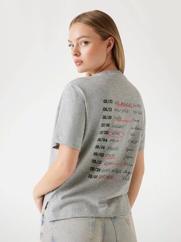 GUESS T-Shirt in Grau