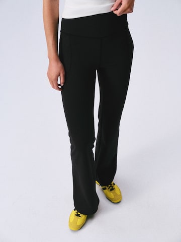 self. Flared Broek in Zwart: voorkant