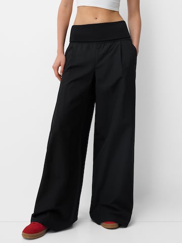Wide leg Pantaloni cutați de la Bershka pe negru