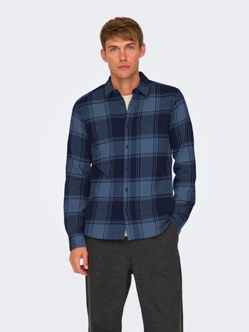 Coupe slim Chemise 'ONSGUDMUND' Only & Sons en bleu : devant