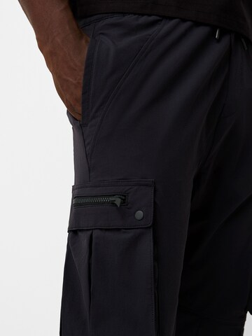 Bershka Tapered Cargobyxa i svart