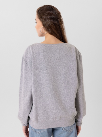 Jacey Quinn Sweatshirt 'Emma' in Grau