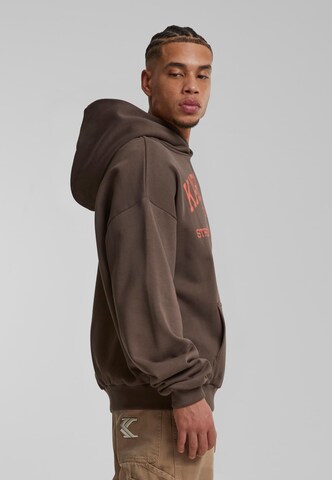 Karl Kani Sweatshirt 'Street Academy' i brun