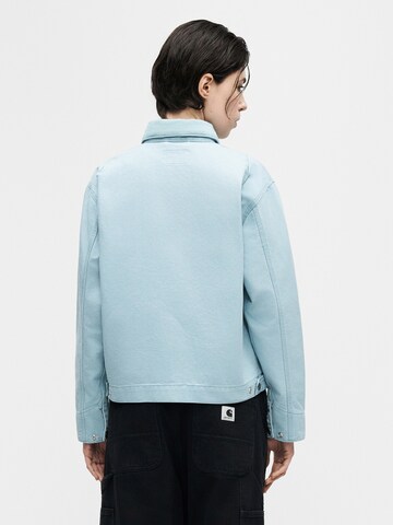 Carhartt WIP Välikausitakki 'Detroit' värissä sininen