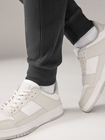 Next Tapered Gargohousut 'Utility' värissä harmaa
