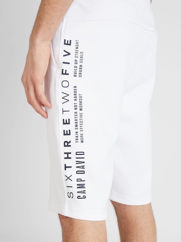 Regular Pantalon CAMP DAVID en blanc