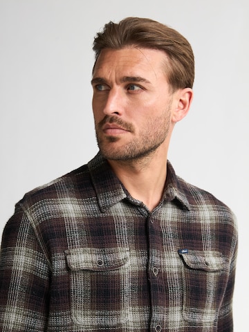 Petrol Industries Средняя посадка Рубашка в Красный