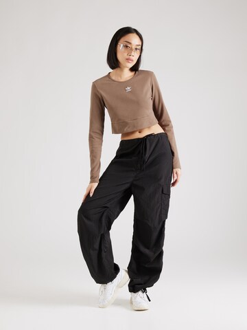 ADIDAS ORIGINALS Tričko 'Essentials' – hnědá